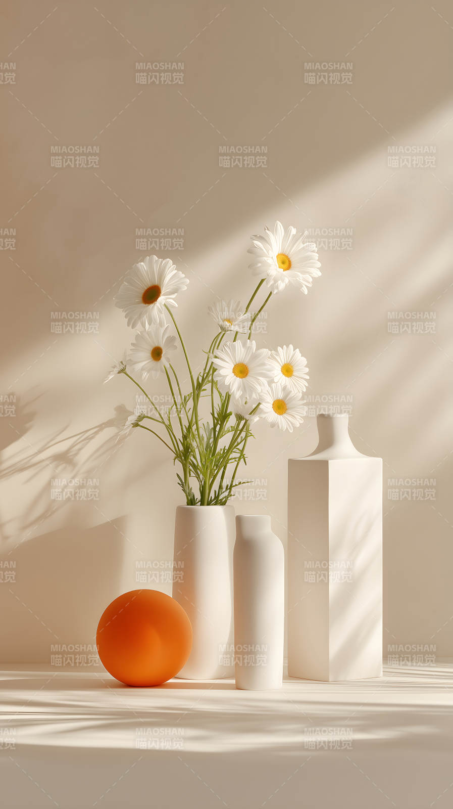 白色花朵與幾何形擺件的靜物攝影-圖片