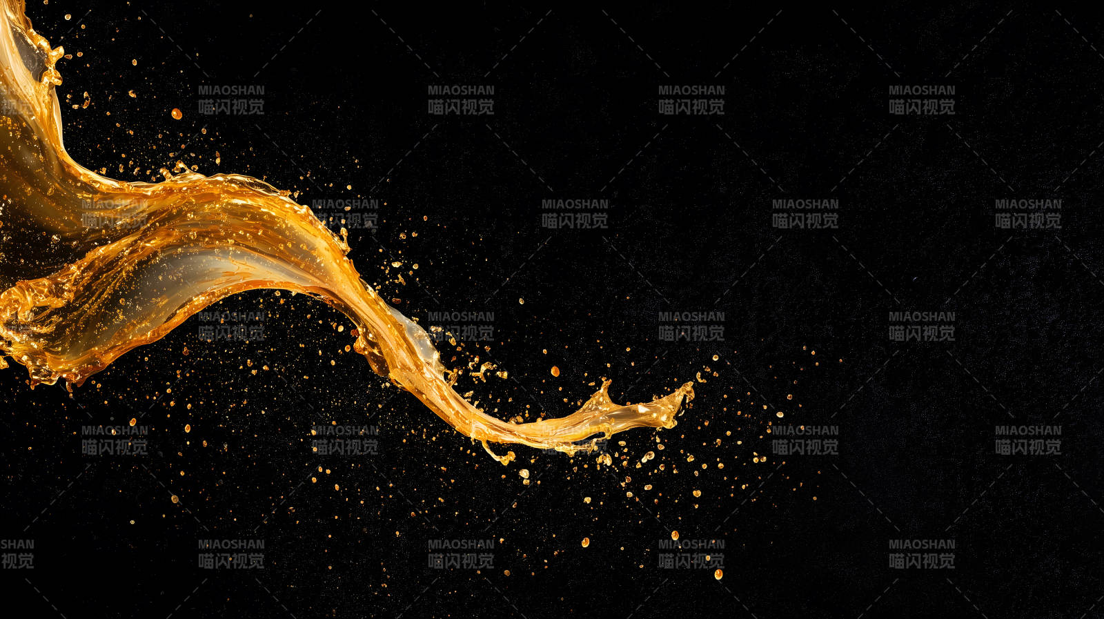 液體飛濺琥珀色液體在黑色背景上-圖片