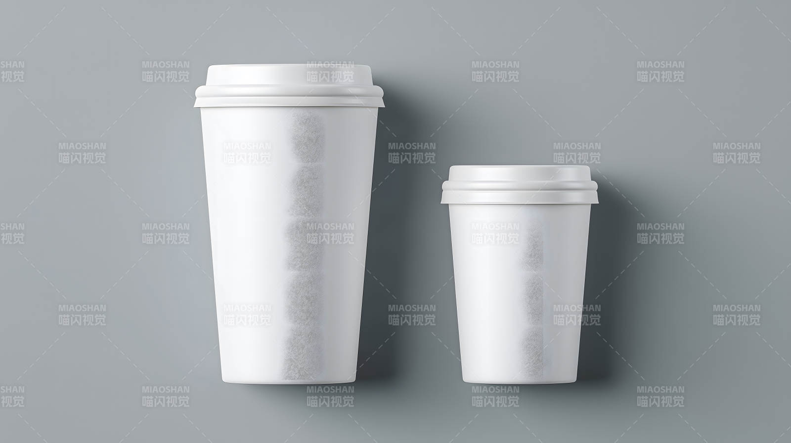 兩只咖啡杯具擺放于灰色背景上-圖片