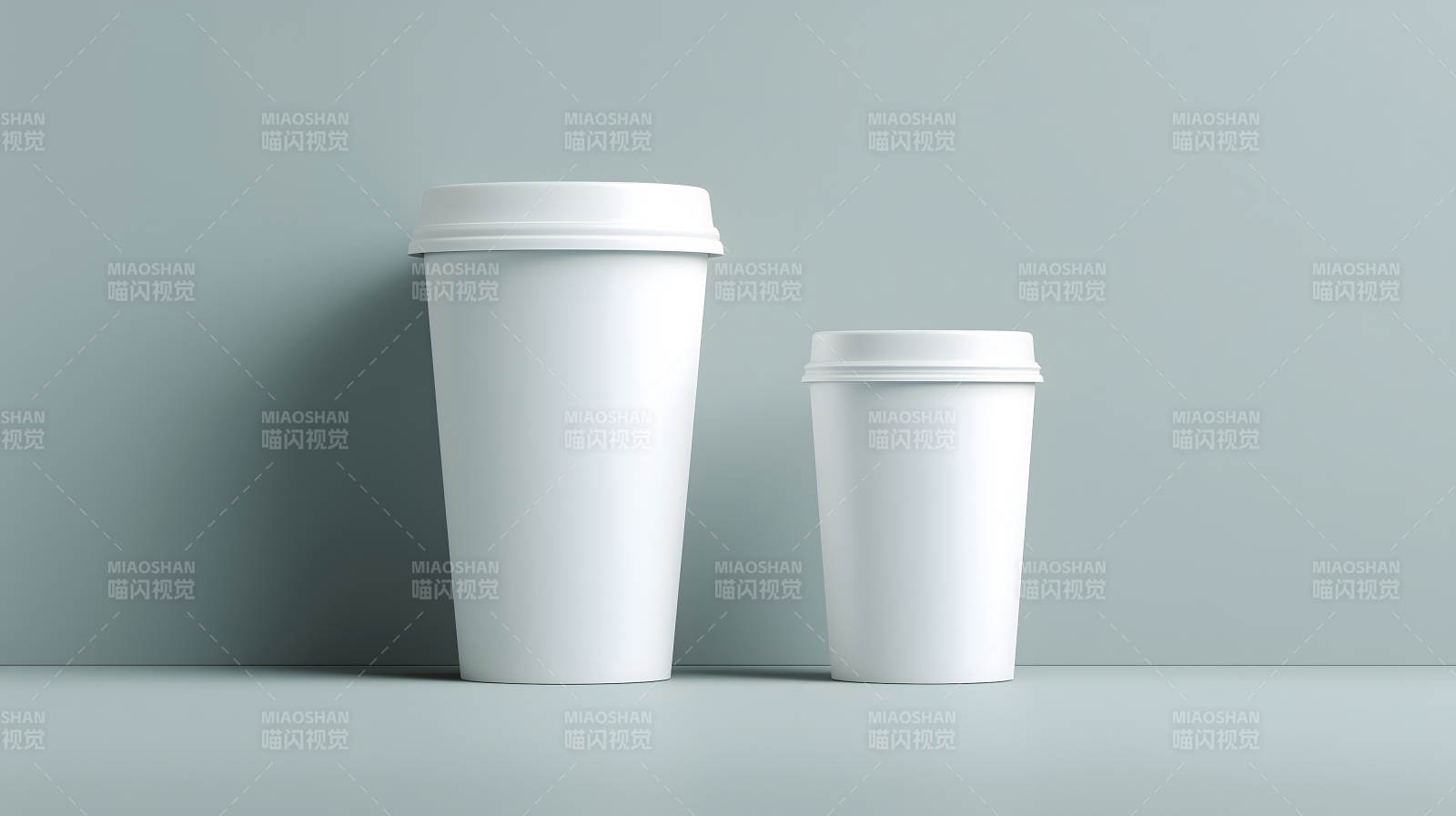 两只白色咖啡杯立于浅灰色背景-图片