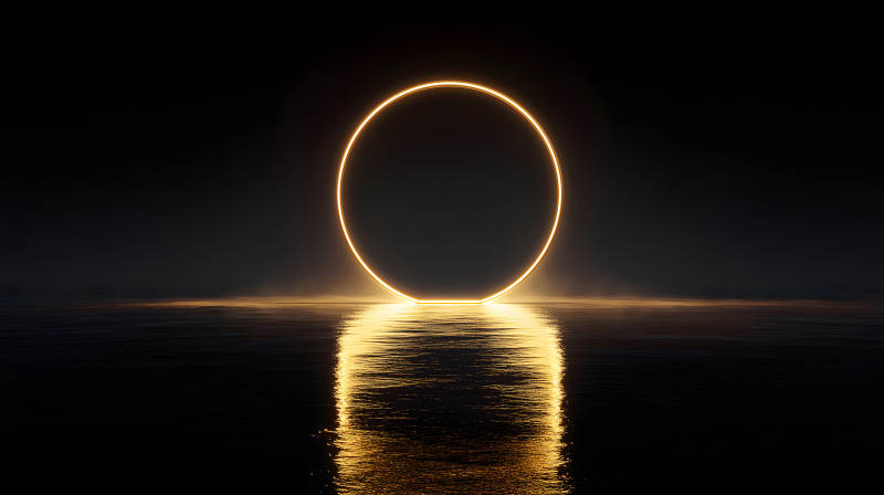 金色光環在水面反射黑暗氛圍-圖片