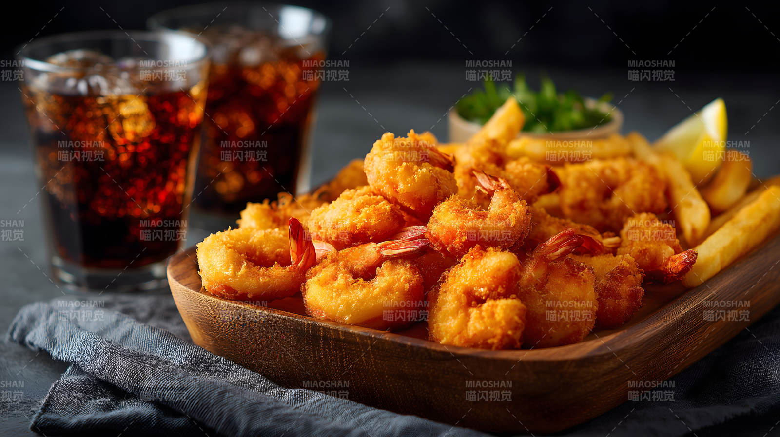 炸虾薯条配汽水美味诱人-图片