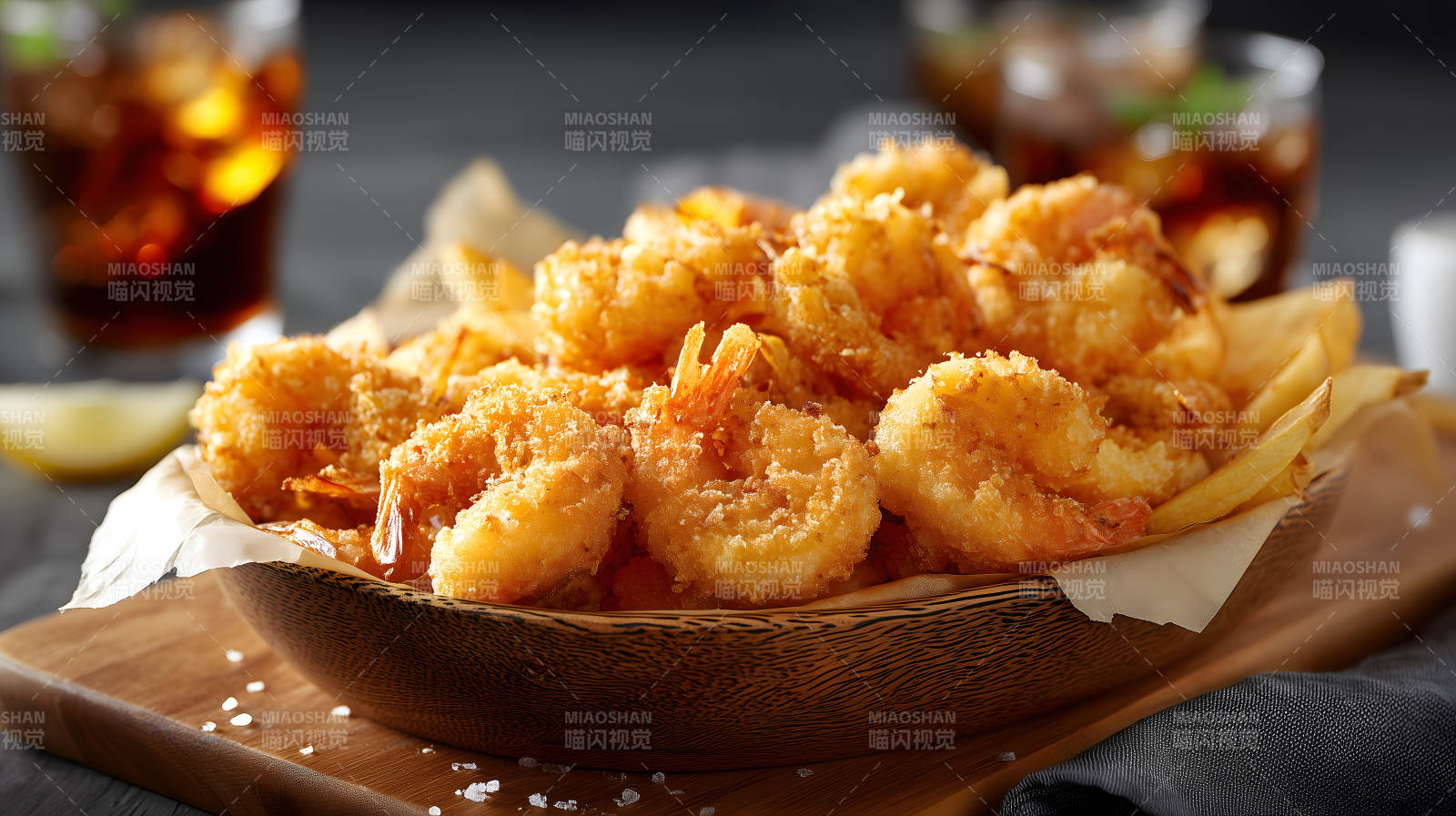 炸虾配薯条美食特写-图片