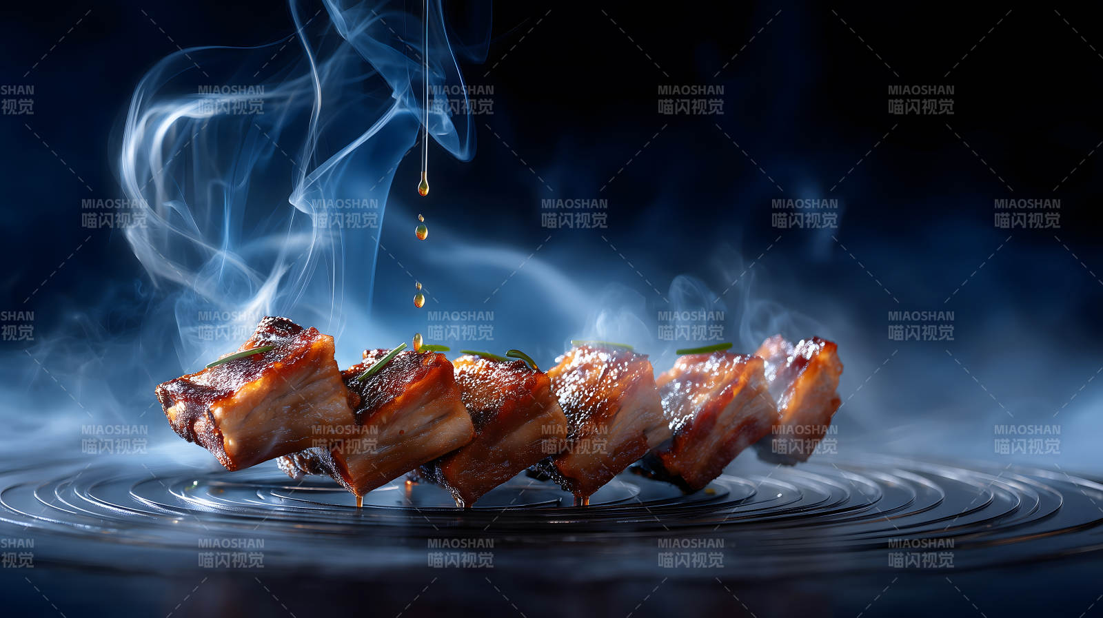 美味的烤肉在煙霧中滴落醬汁圖片