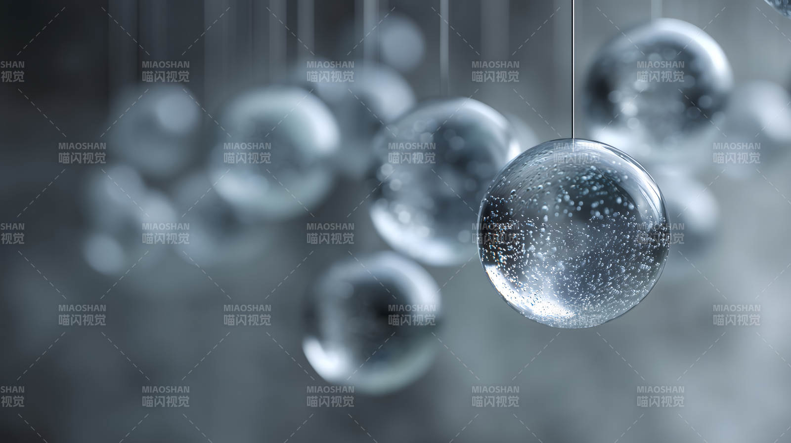 懸掛水晶球特寫氣泡晶瑩剔透-圖片