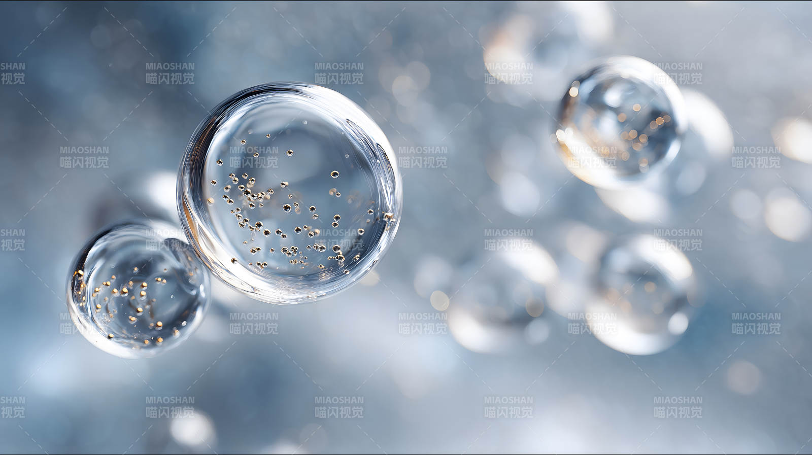 透明气泡悬浮于蓝色背景之上-图片