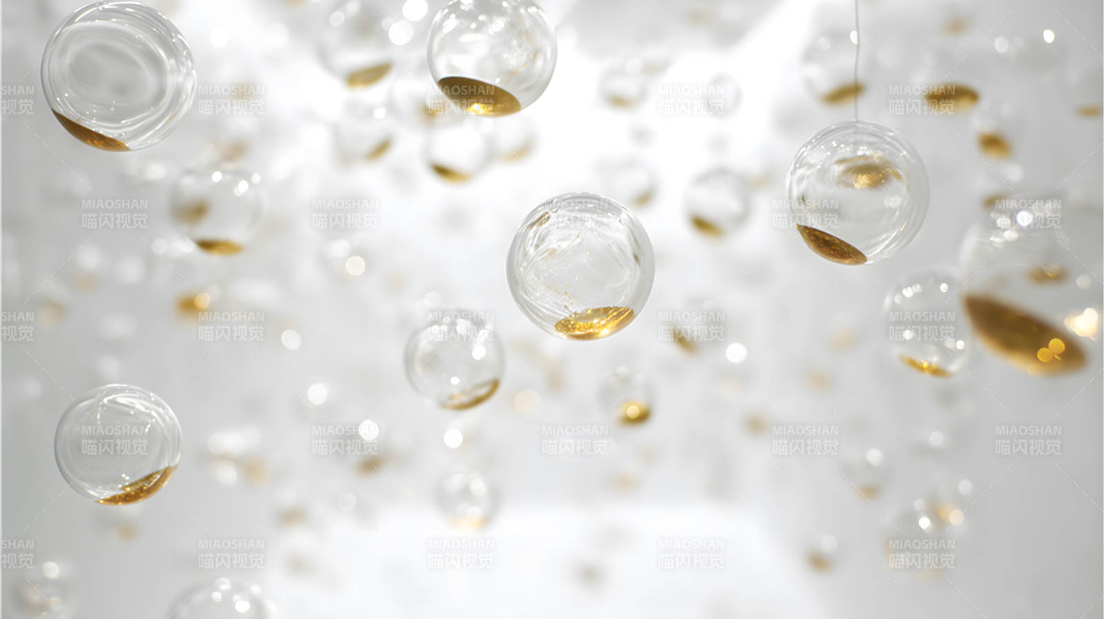 晶瑩剔透的懸浮球體閃耀金光-圖片