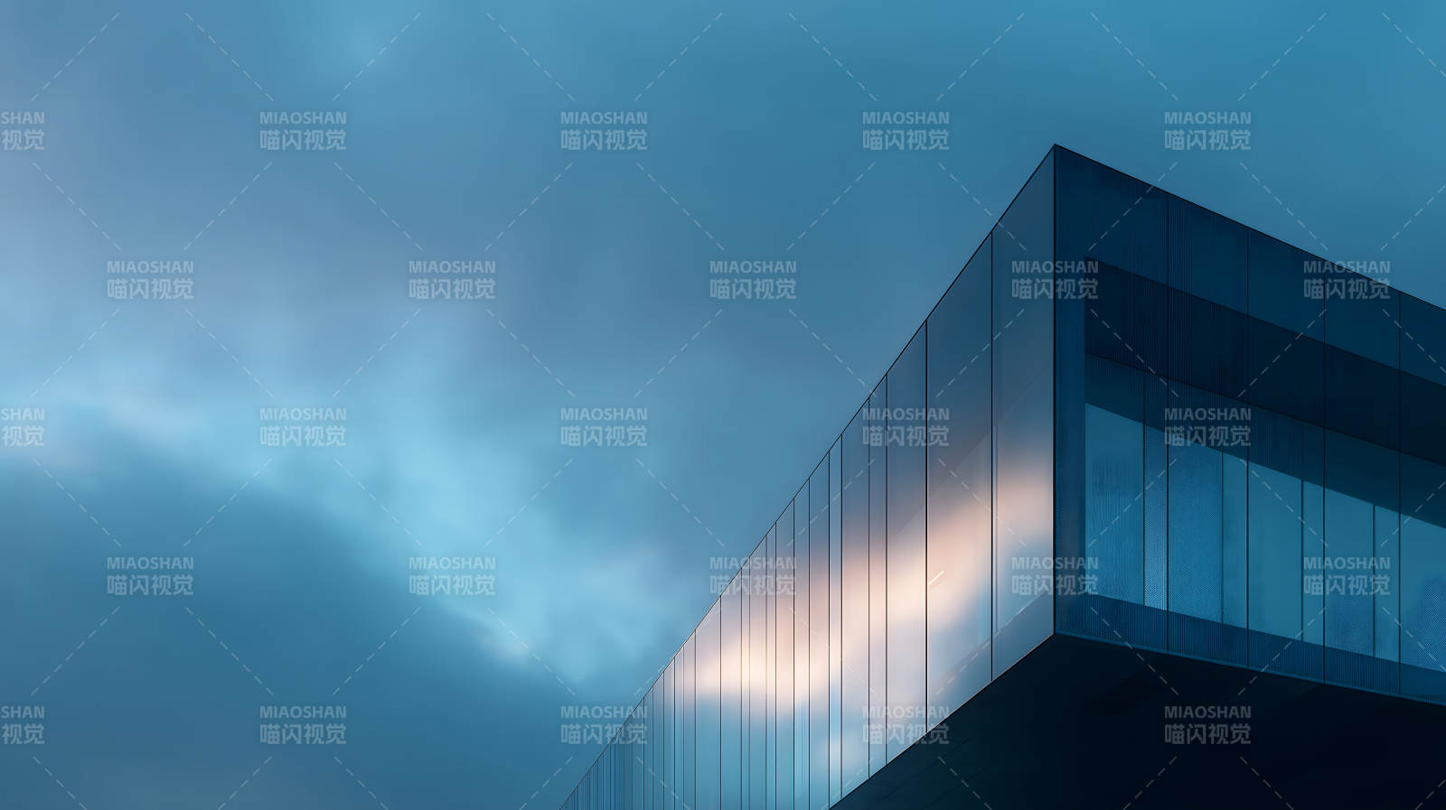 天空下的現(xiàn)代建筑一角反射著陽光-圖片