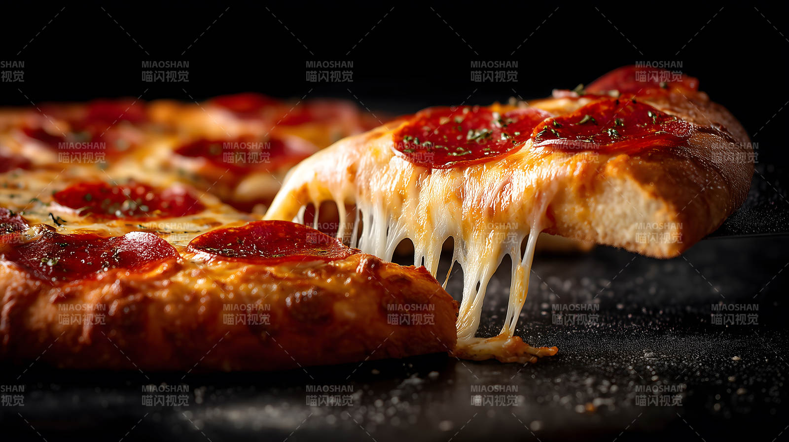 美味披薩芝士拉絲誘人圖片