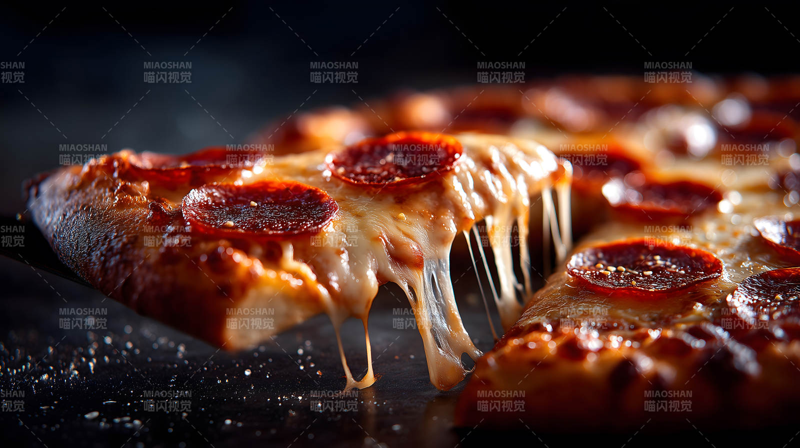 美味的披萨特写芝士拉丝诱人-图片