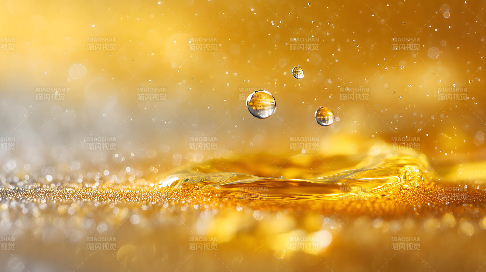 金黃色液體中的水滴-圖片