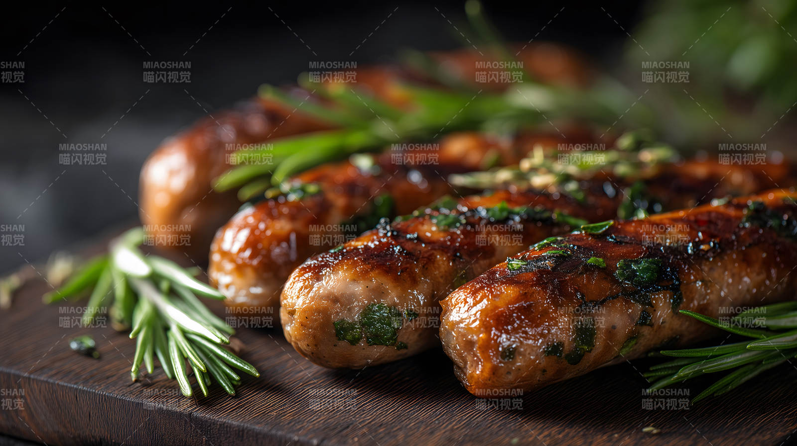 烤香肠配迷迭香诱人美食-图片