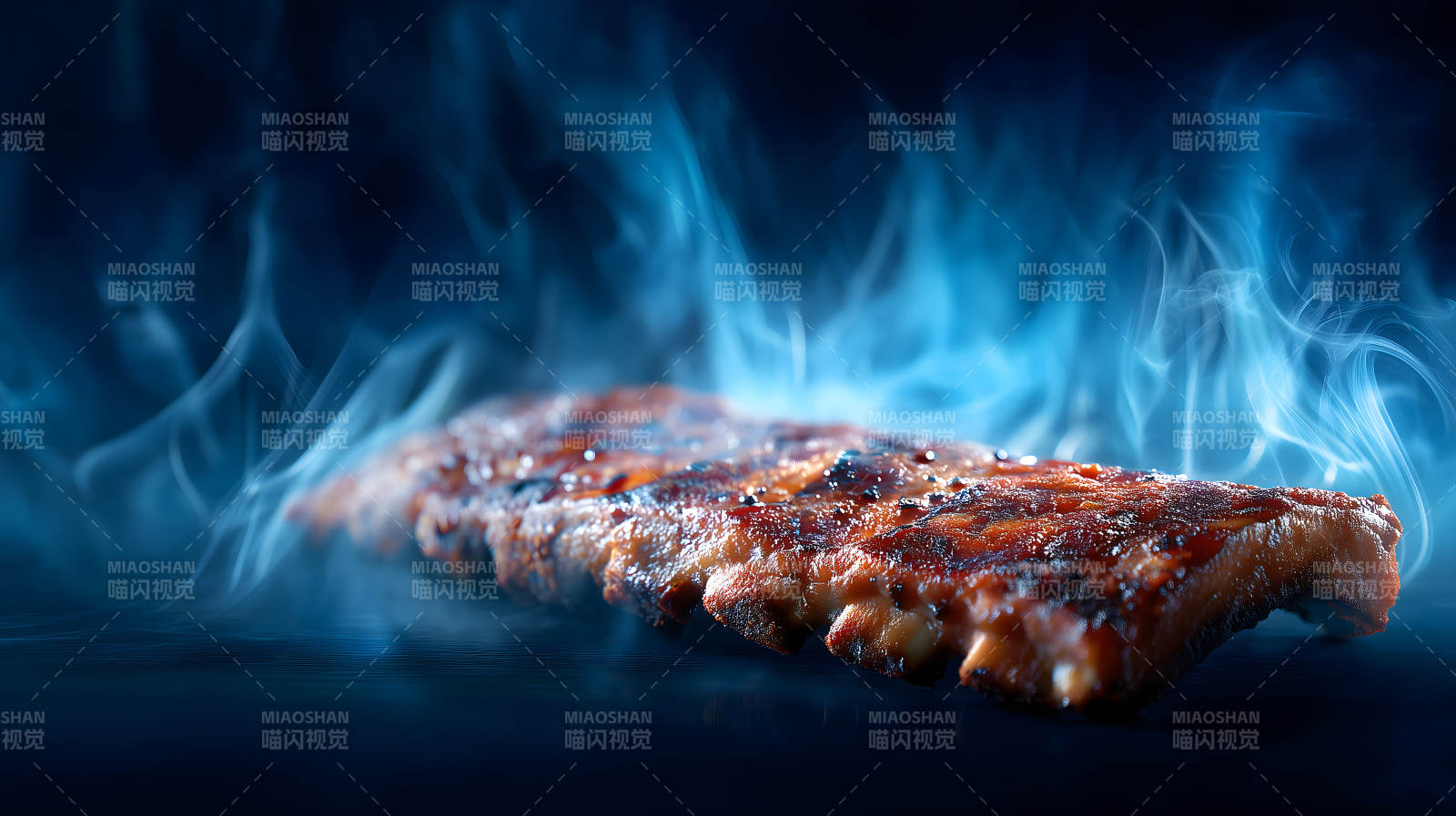 烤肋排飄著藍色的煙霧-圖片