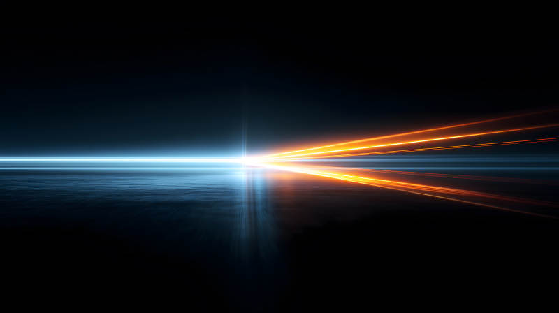 夜空中的光芒與水面交匯-圖片