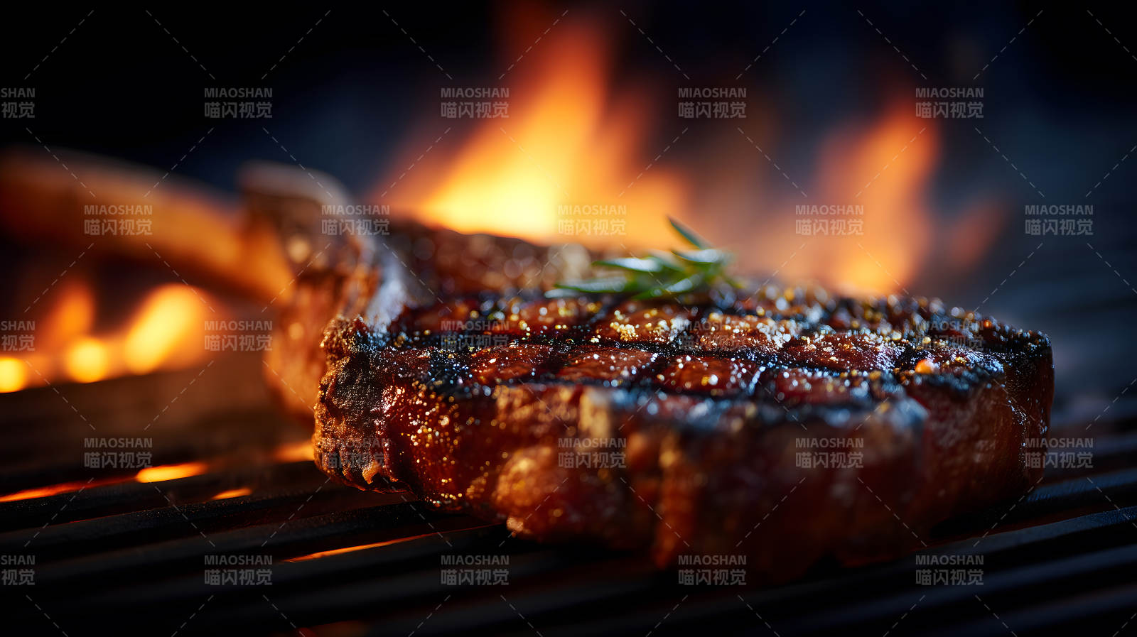 烤肉在火上滋滋作响-图片