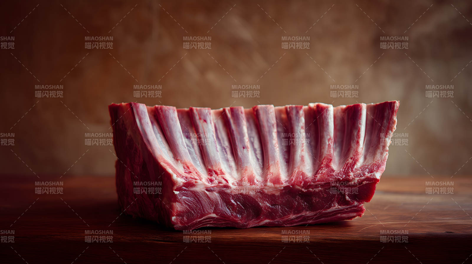生羊排特写展示木板上-图片