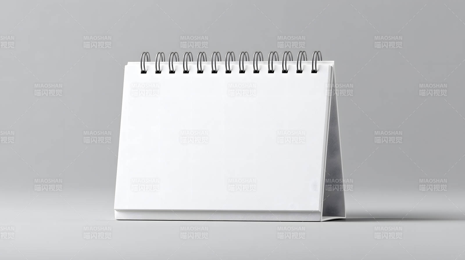 空白日历摆放于浅灰色背景上-图片