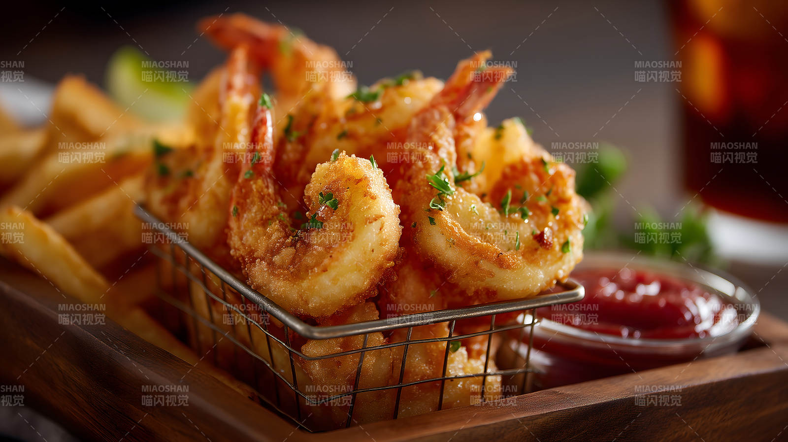 炸虾配薯条鲜美诱人-图片