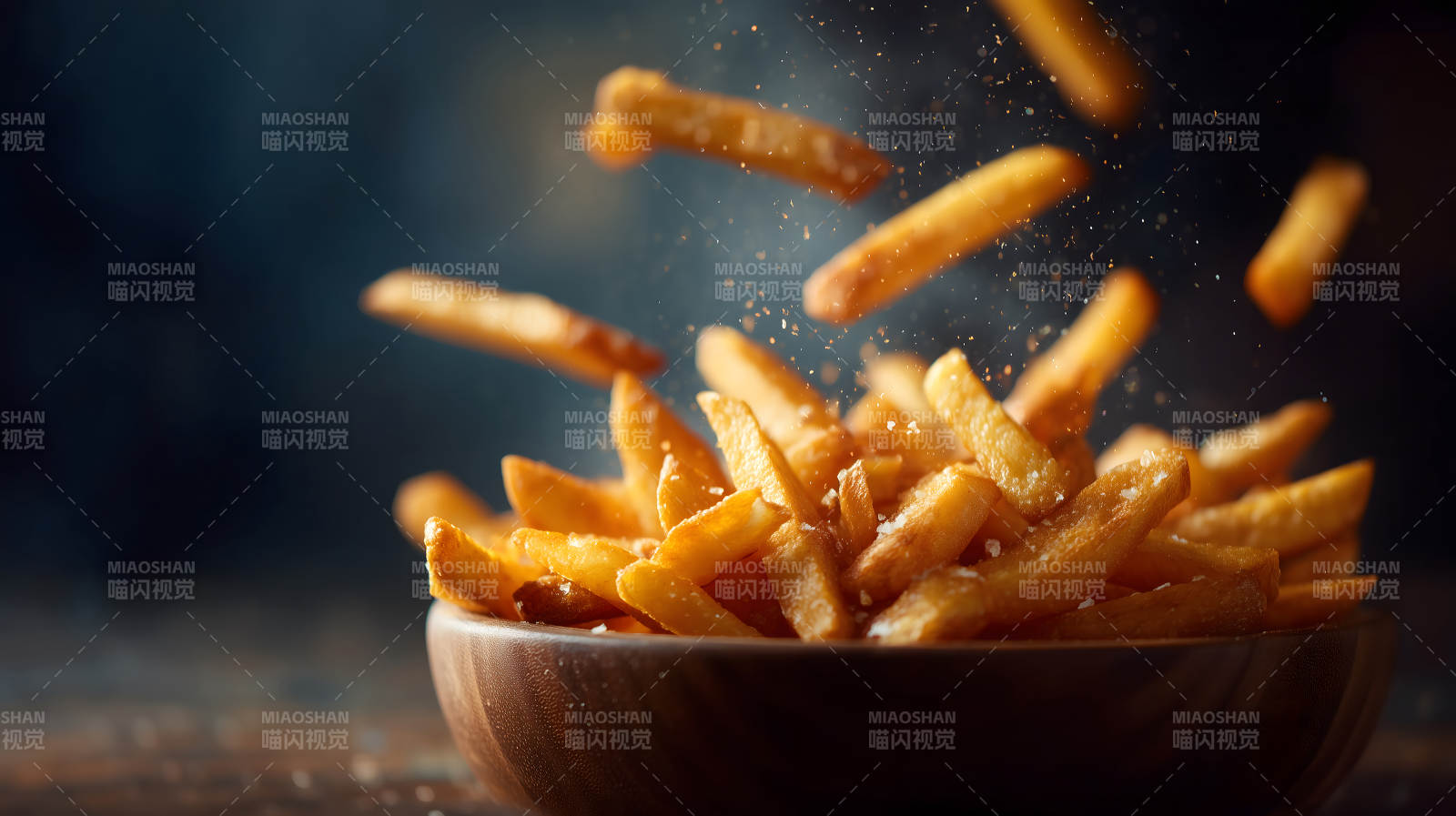 炸薯条飞溅的特写镜头-图片