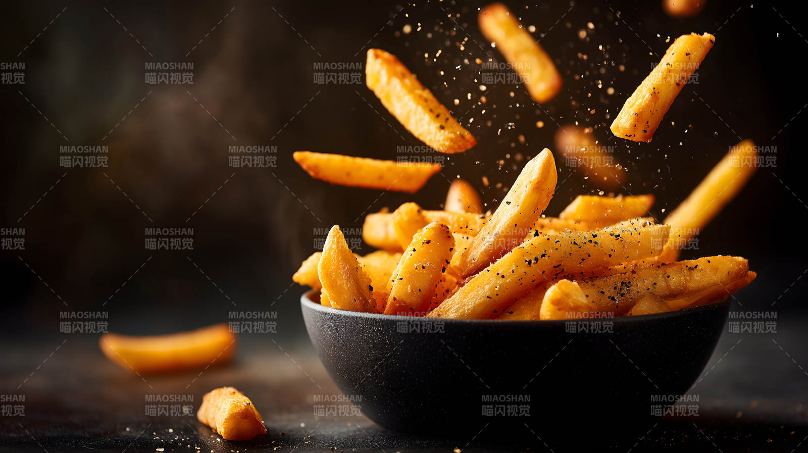 美味的炸薯條飄散在空中圖片