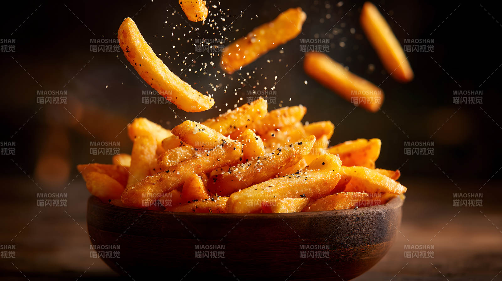 炸薯條撒鹽粒特寫圖片