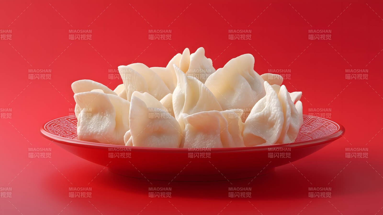 一盘饺子置于红色背景之上-图片