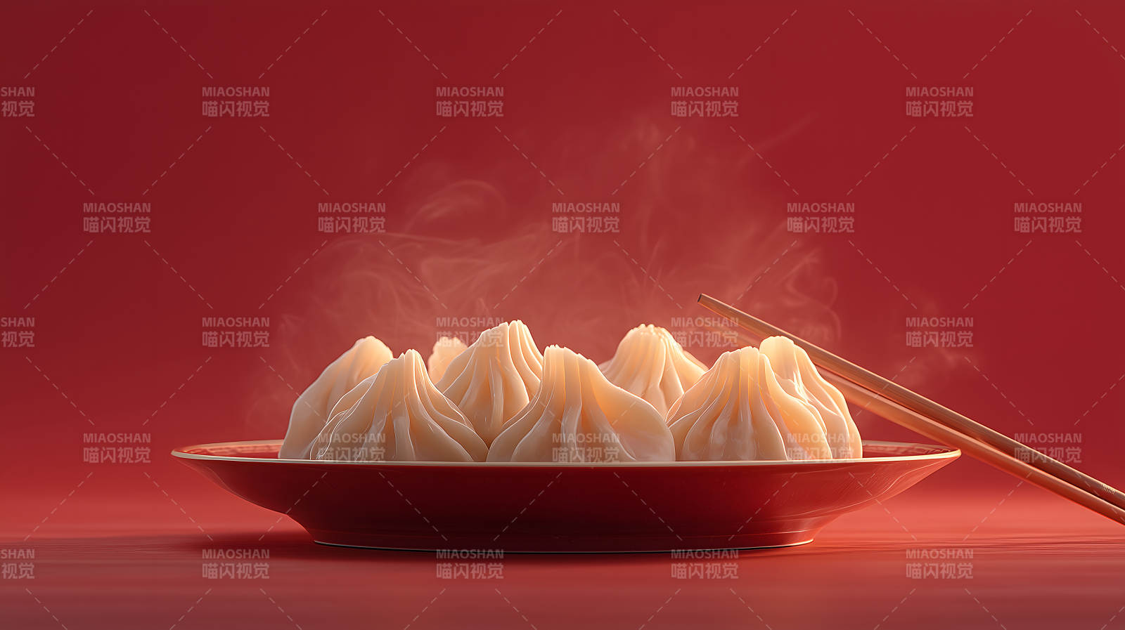 一盘热气腾腾的饺子配筷子-图片