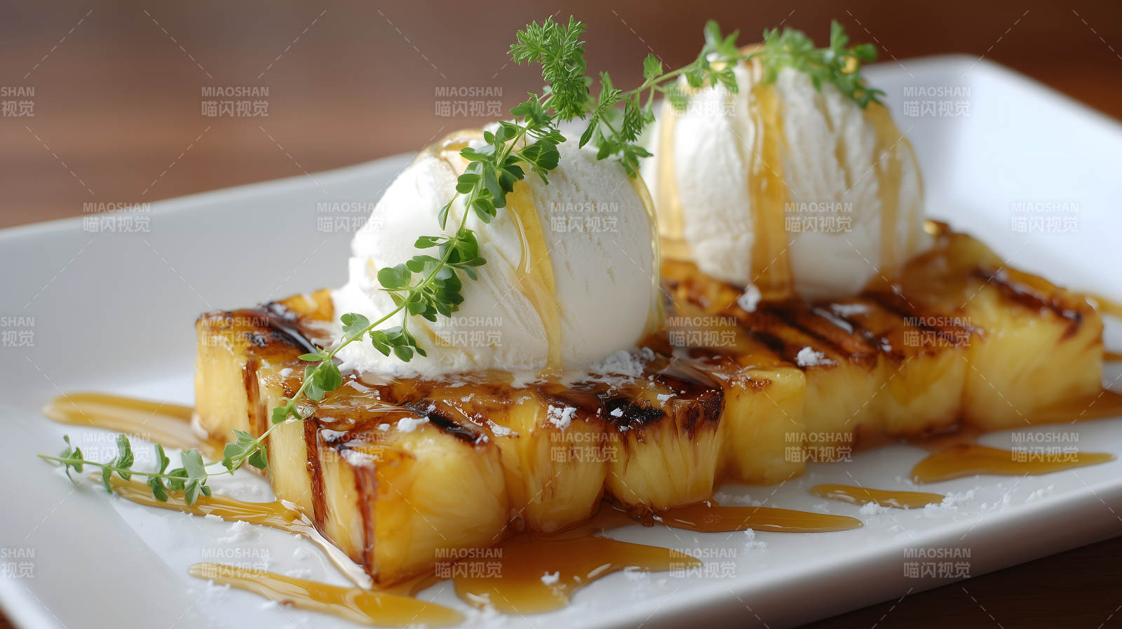 烤菠萝配冰淇淋甜点-图片