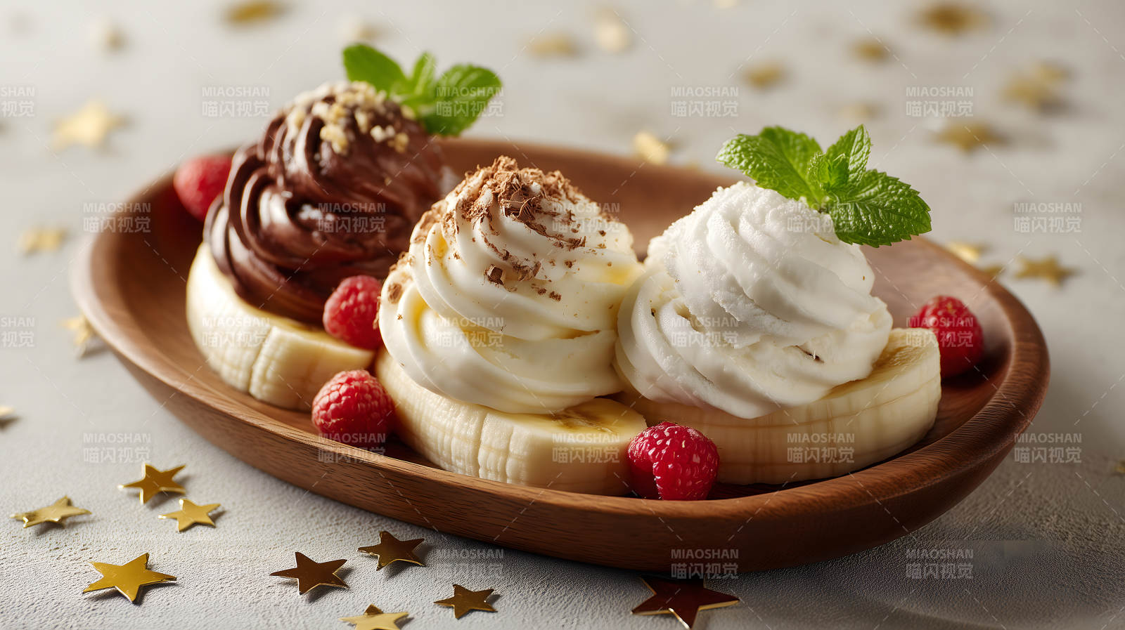 美味甜品组合香蕉奶油覆盆子-图片