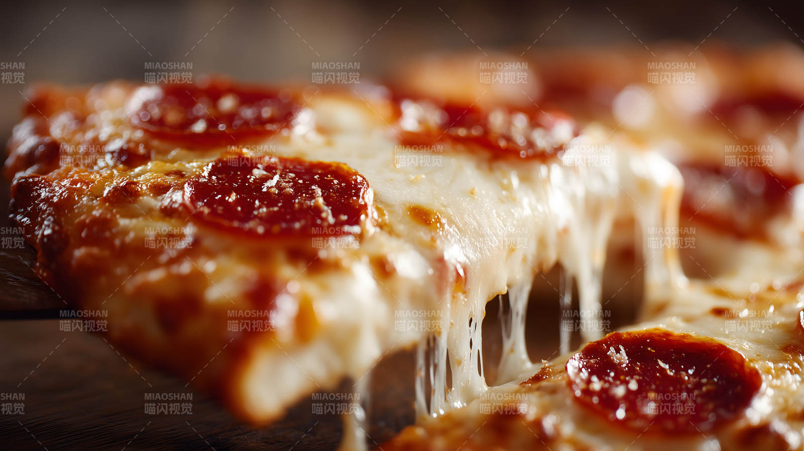 诱人的披萨切片芝士拉丝-图片