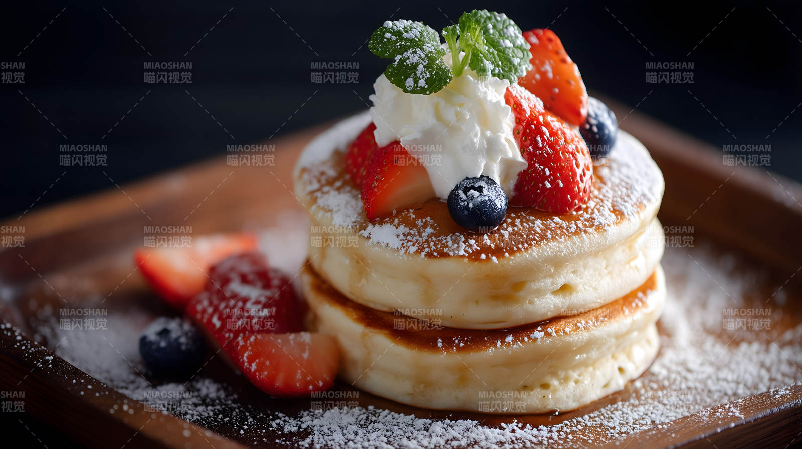 美味草莓蓝莓松饼特写-图片