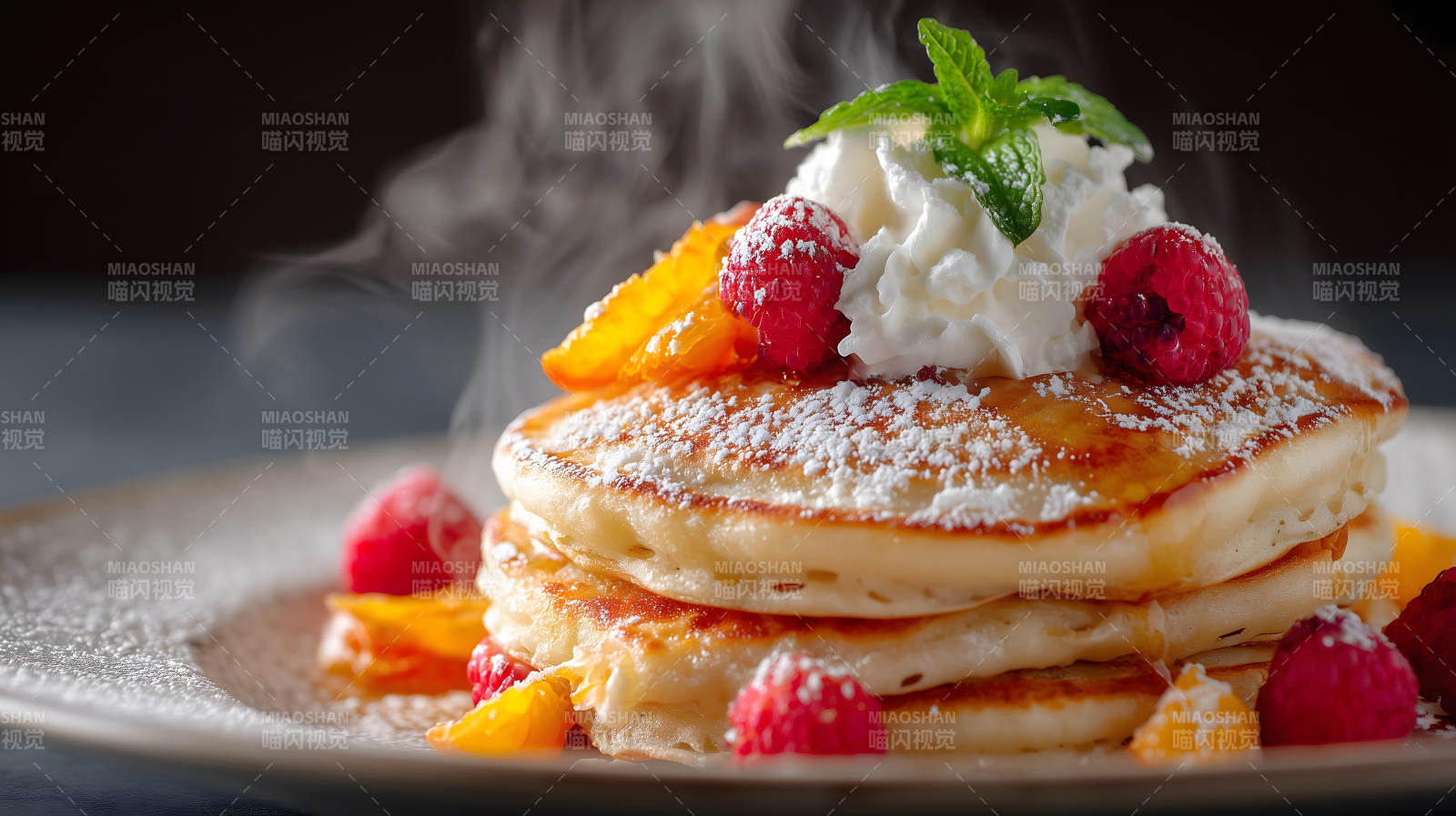 美味的煎饼配水果奶油-图片