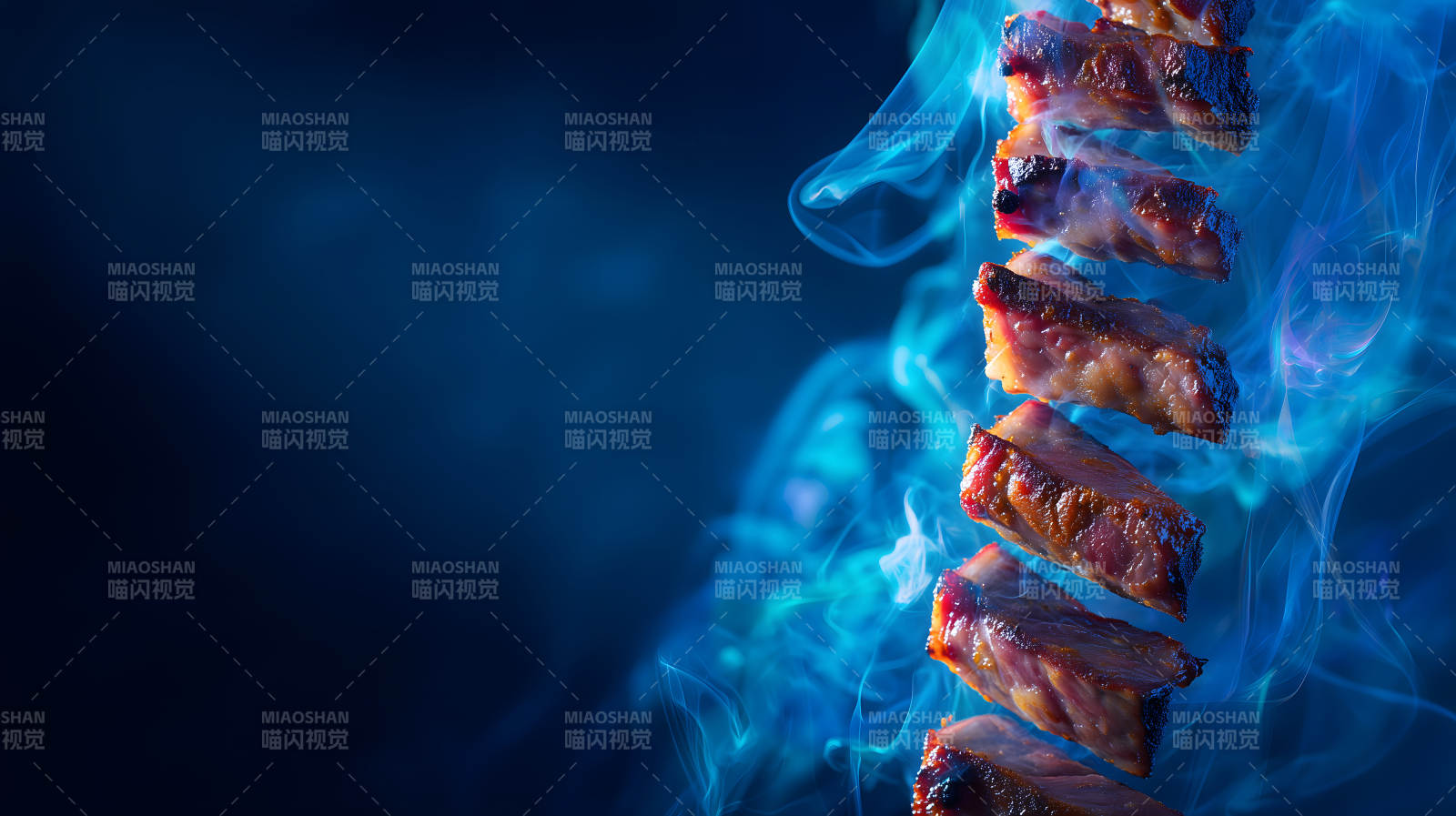 烤肋排与蓝烟雾的艺术摄影-图片