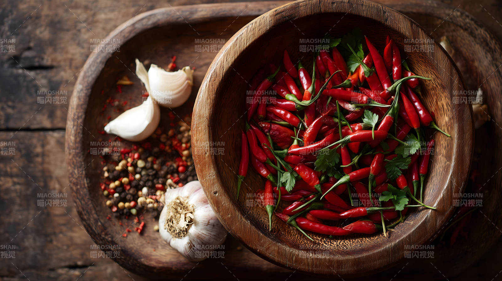 辣椒大蒜香料木碗特寫-圖片