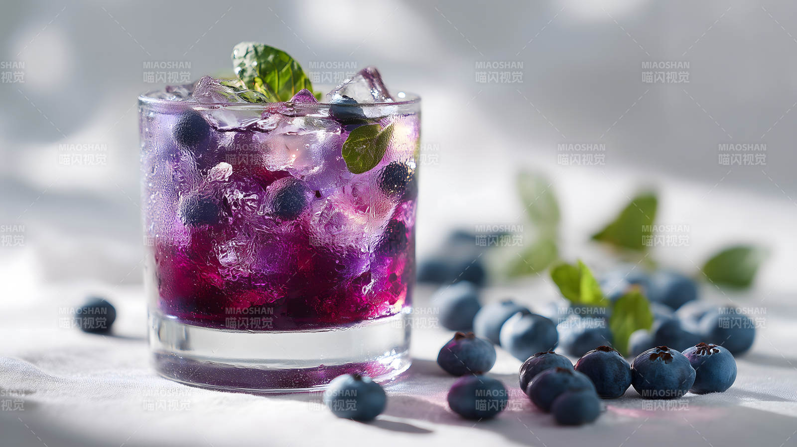 藍莓雞尾酒特寫鮮艷的色彩-圖片