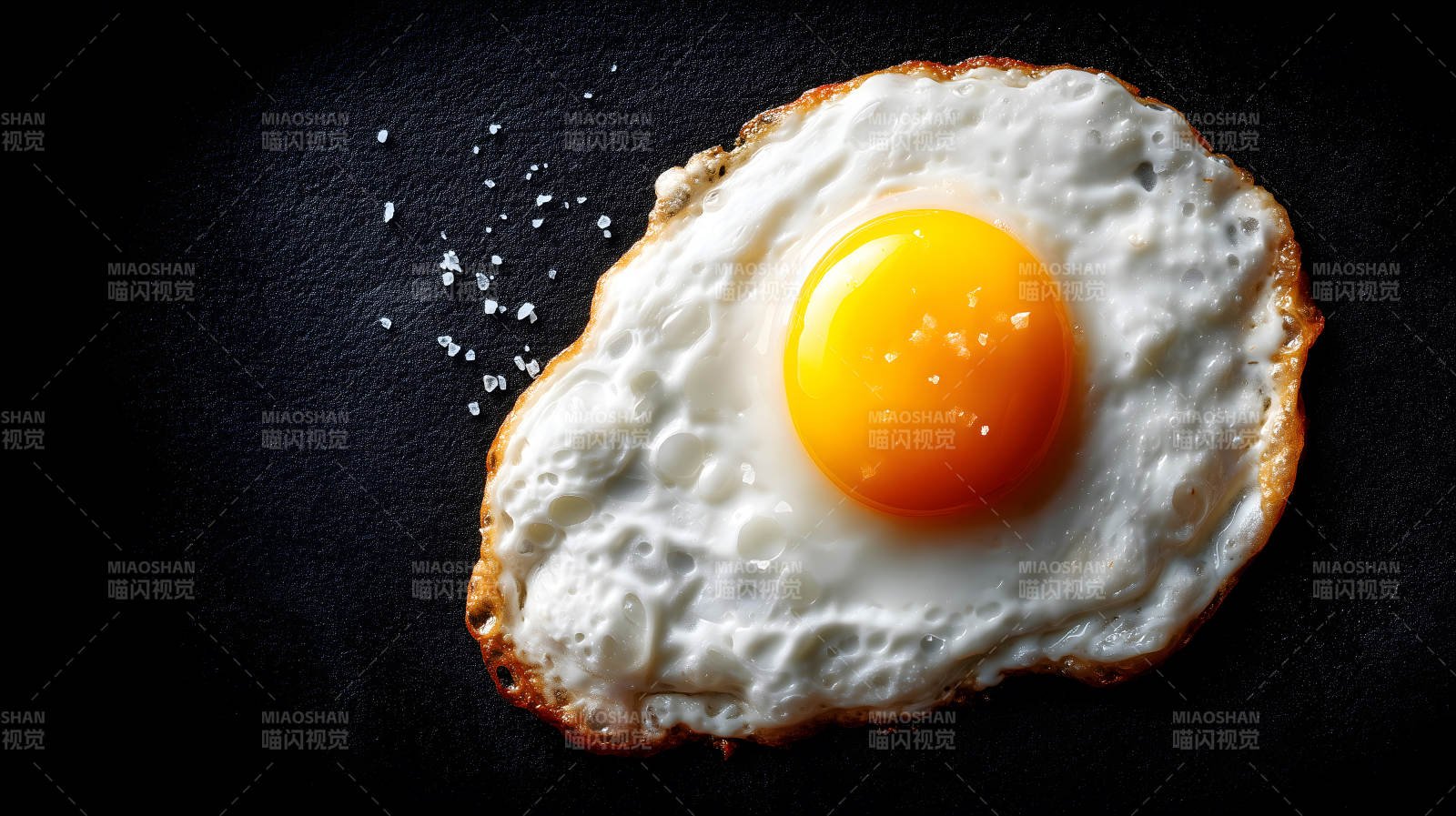 诱人的煎蛋撒上盐粒-图片