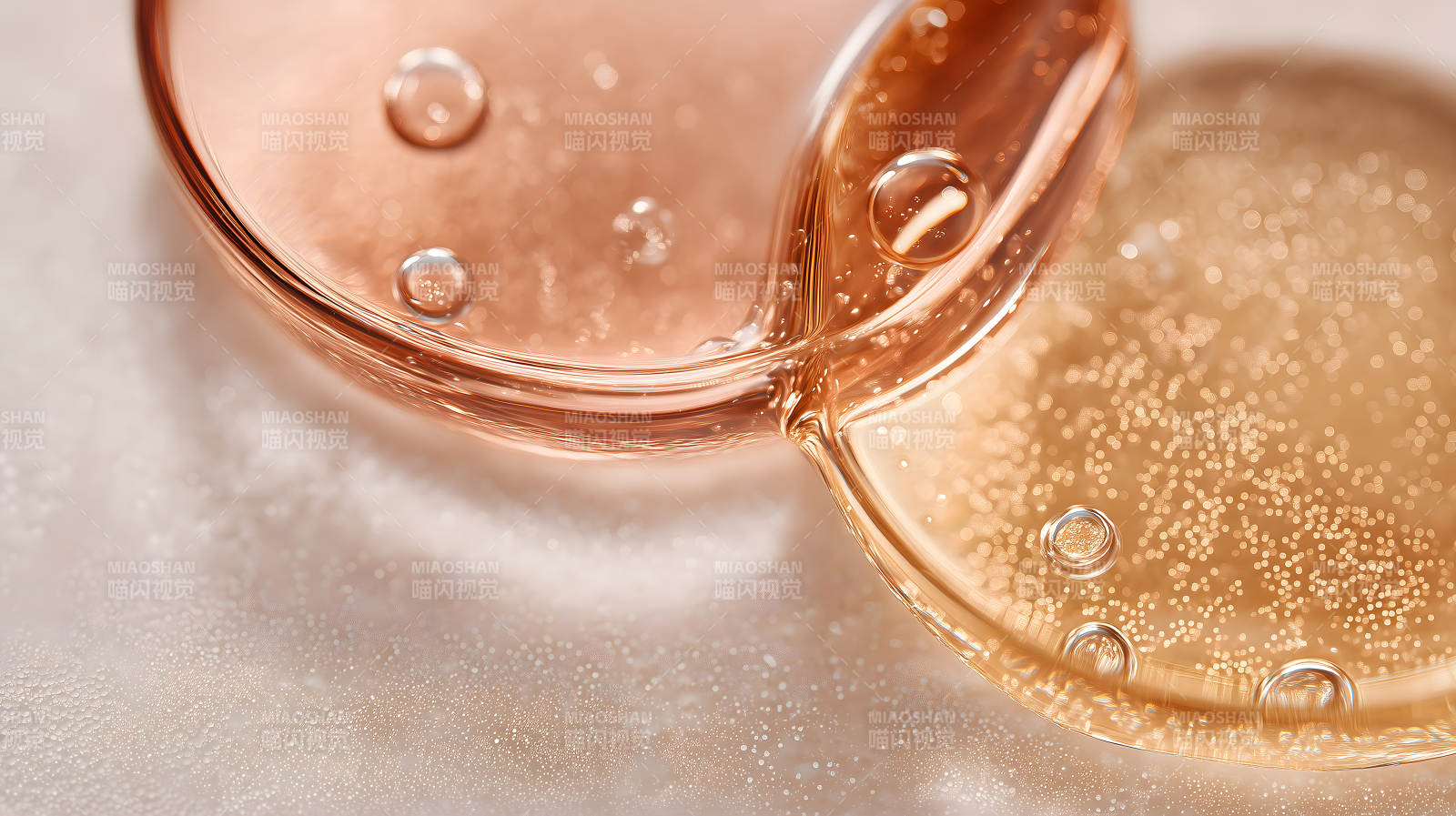 两杯液体特写气泡闪耀图片