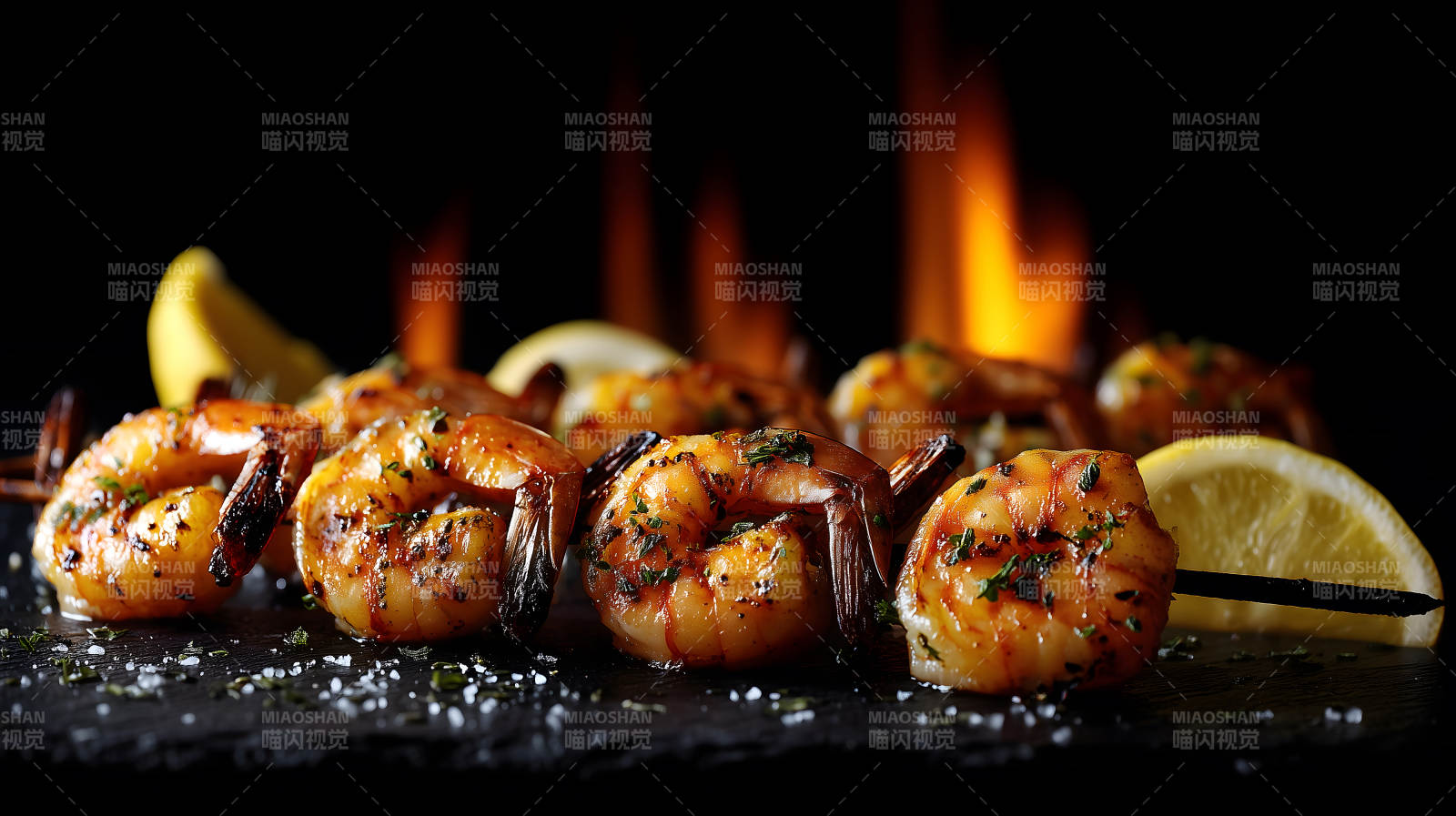 烤虾串配柠檬特写美食摄影-图片