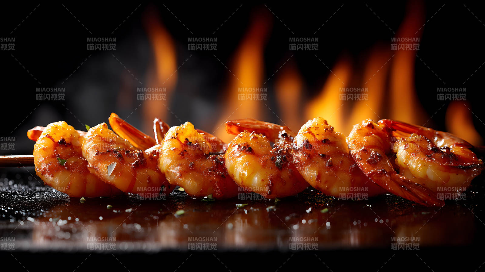 烤蝦串在火焰前油光發亮圖片