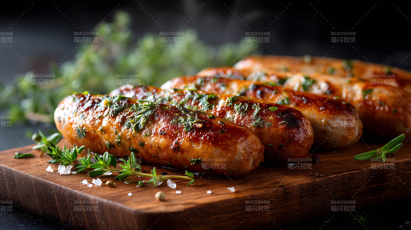 烤香肠配香料和盐-图片