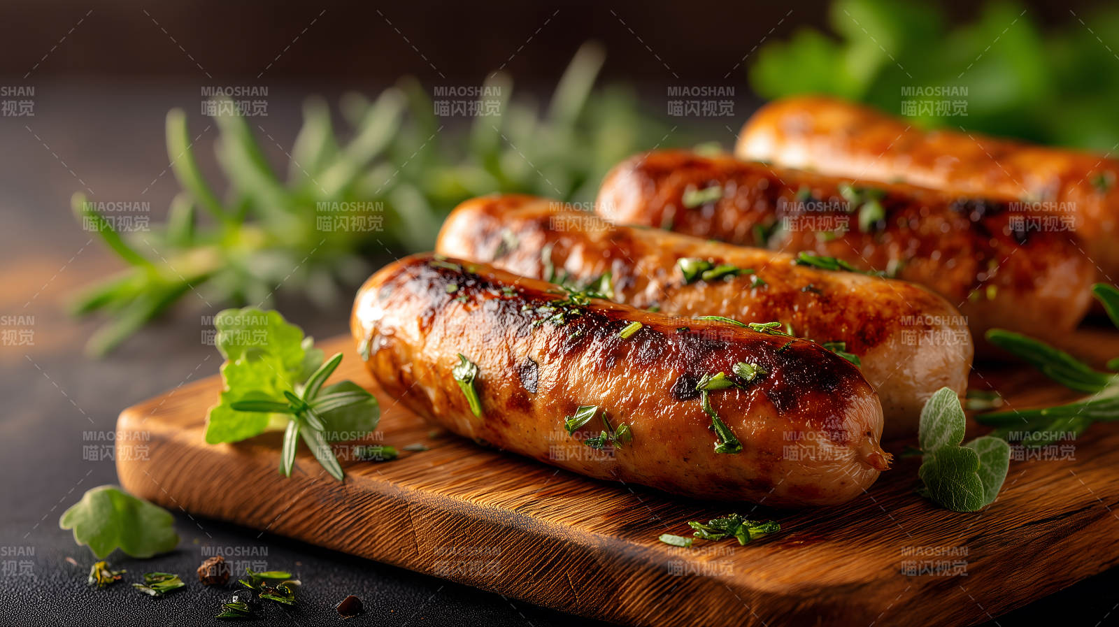 烤肠配香草木板上摆放-图片