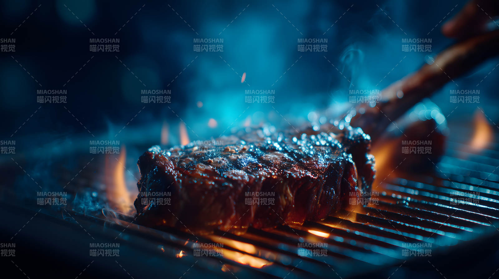 烤架上的牛排冒著熱氣圖片