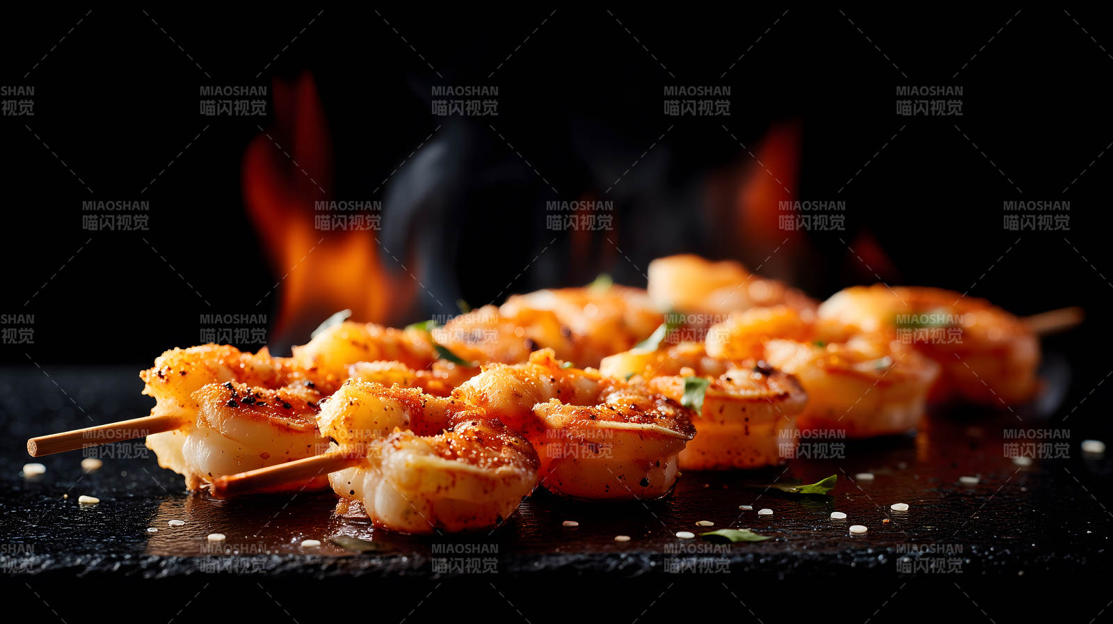 烤蝦串配火焰背景-圖片
