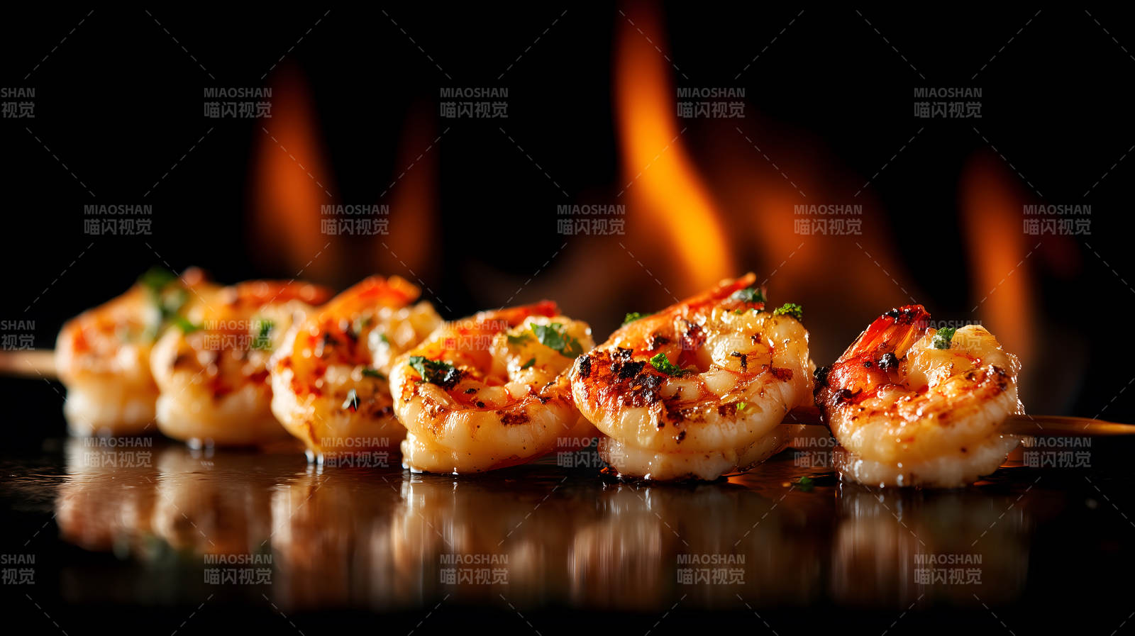 烤虾串在火焰背景下的特写-图片