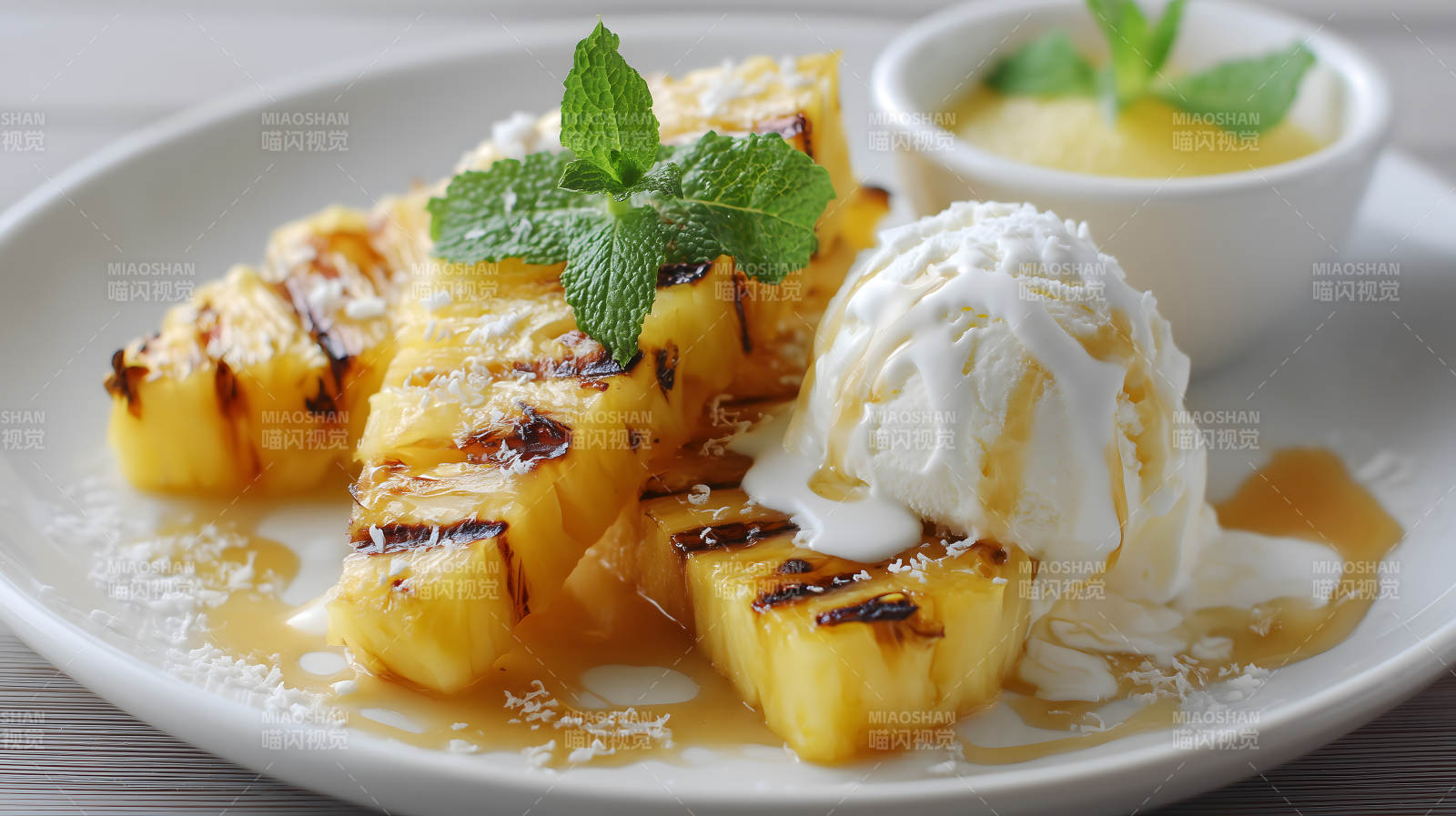 烤菠萝配冰淇淋甜品-图片