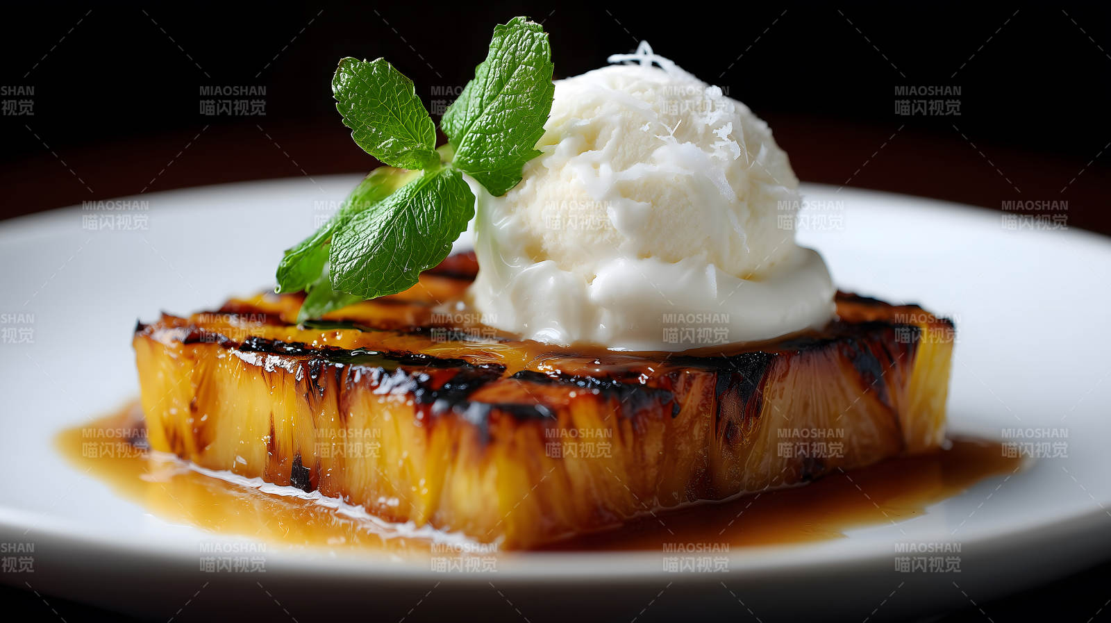 烤菠萝配冰淇淋薄荷叶-图片