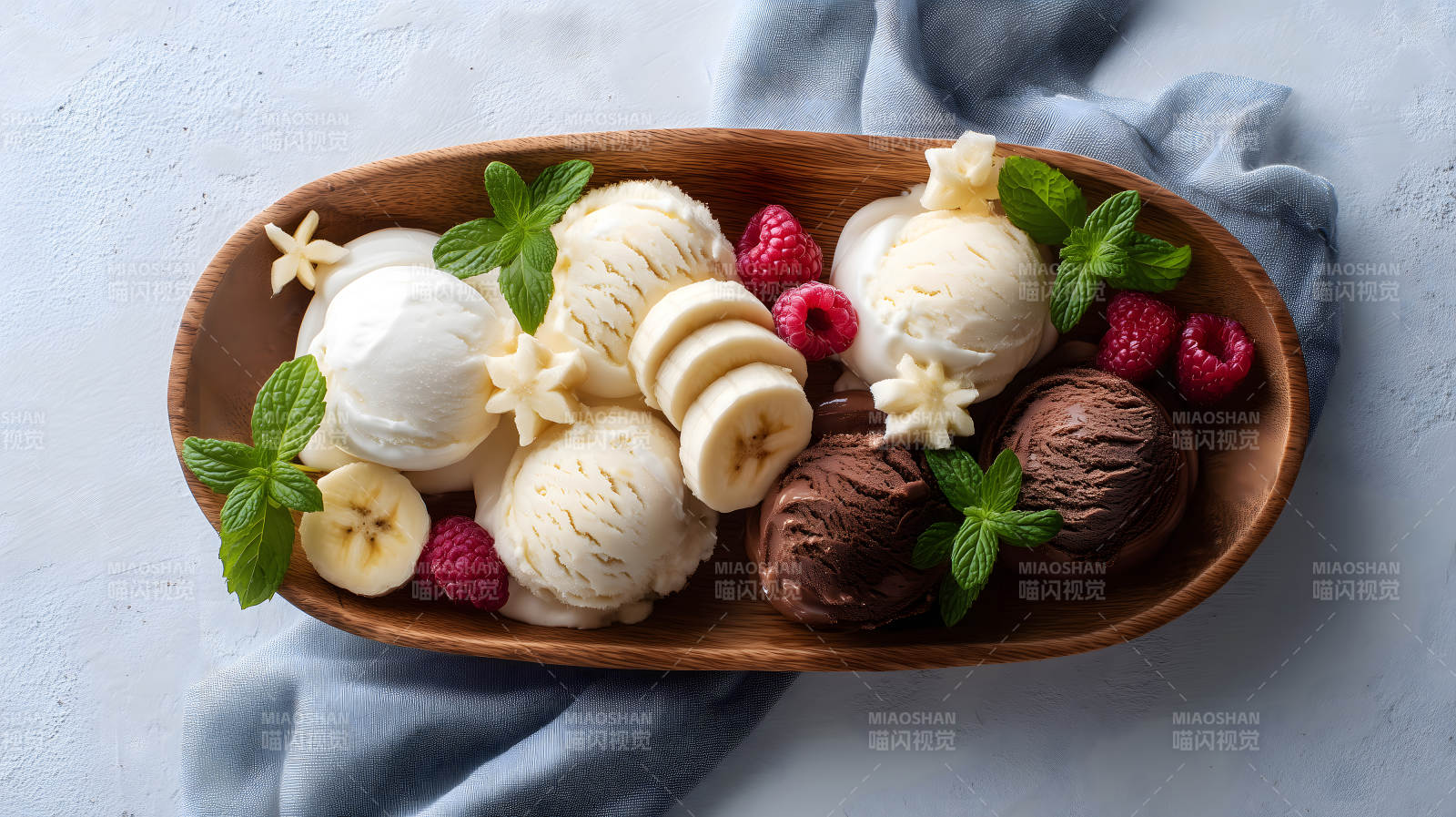 冰淇淋拼盘配水果和薄荷叶-图片