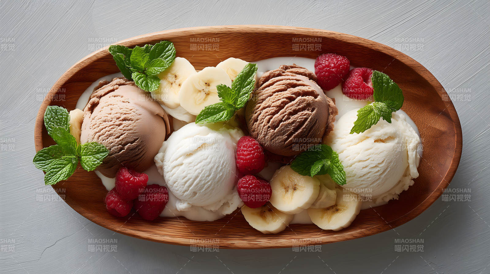 美味冰淇淋甜点搭配水果-图片