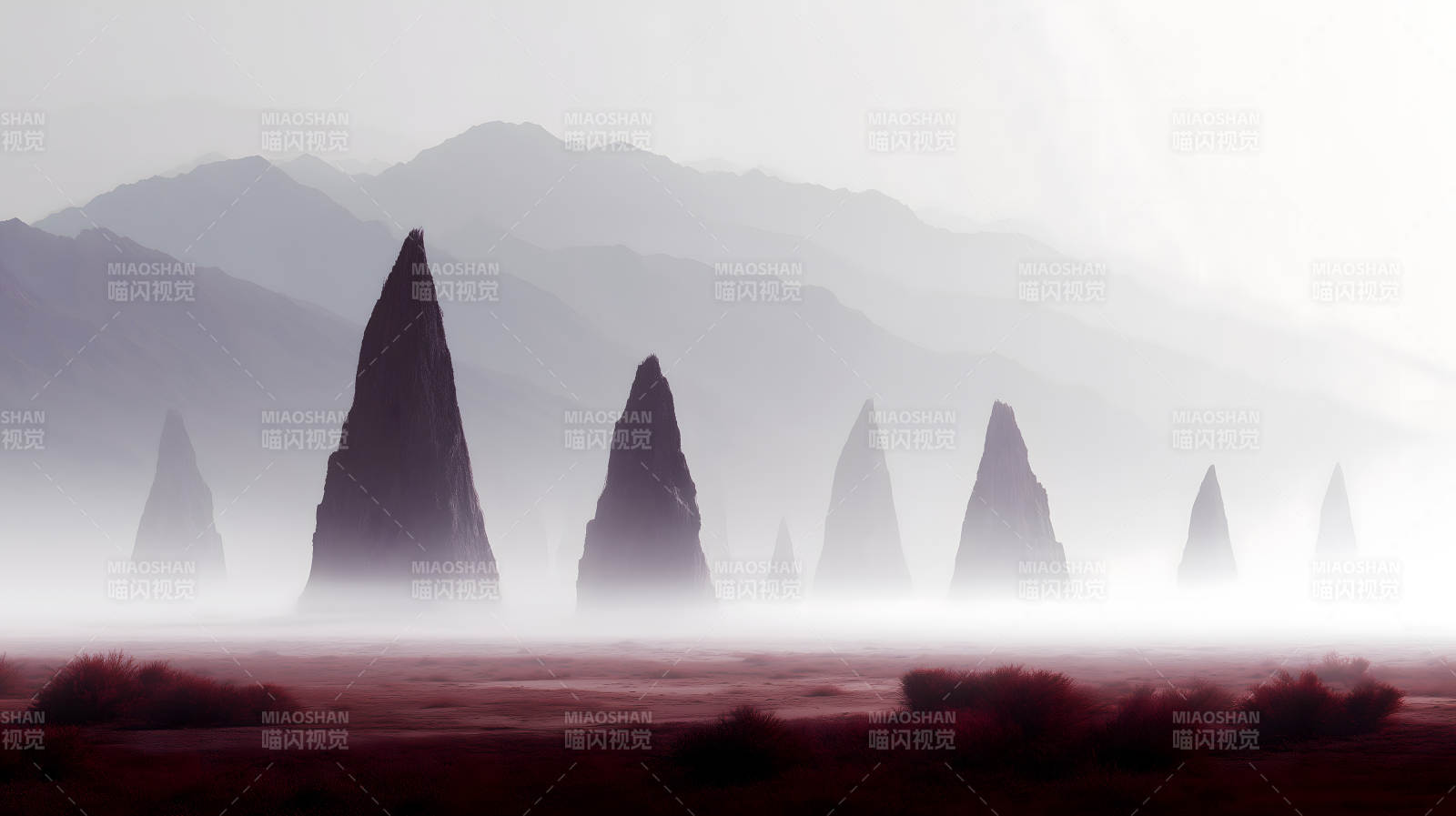 霧中巨石聳立山景-圖片