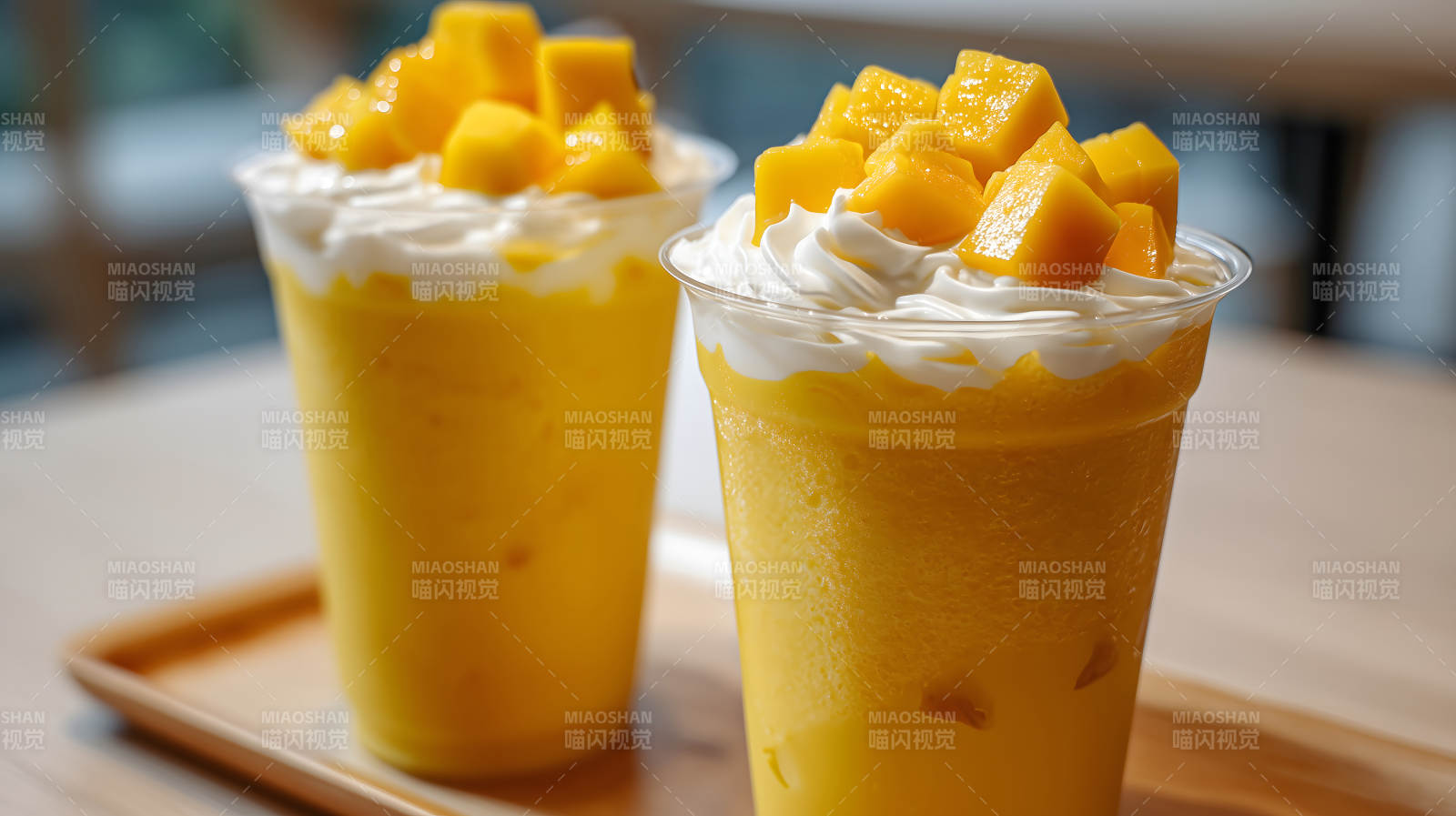 芒果冰沙搭配奶油和芒果块-图片